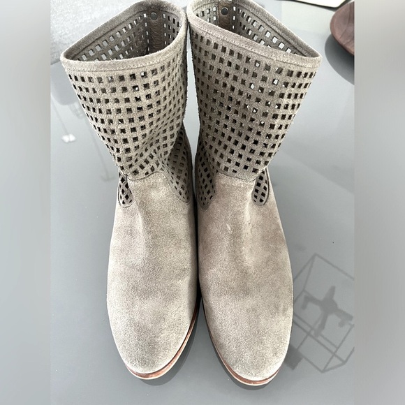 Michael Kors suede booties, little wear. Still in lovely condition - Picture 4 of 8